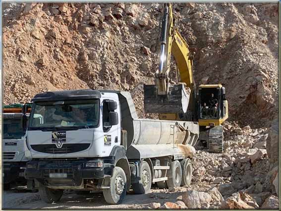 Carga camiones en cantera