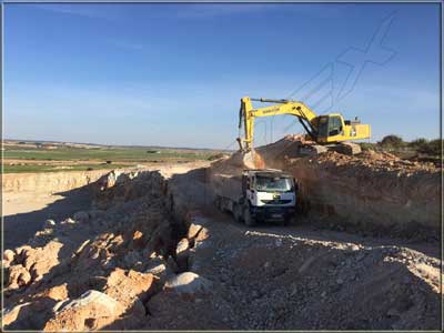 maquina cargando camion